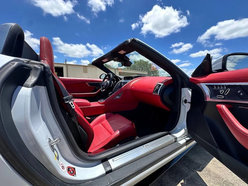 2018 Jaguar - Image 16 of 24