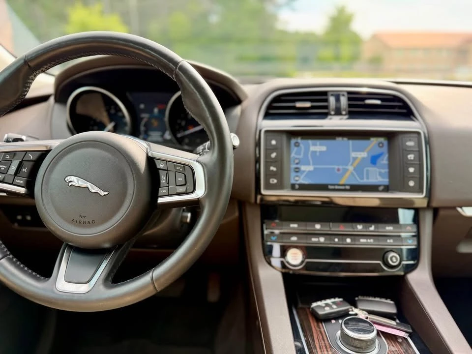 2018 Jaguar F-Pace - Image 13 of 19