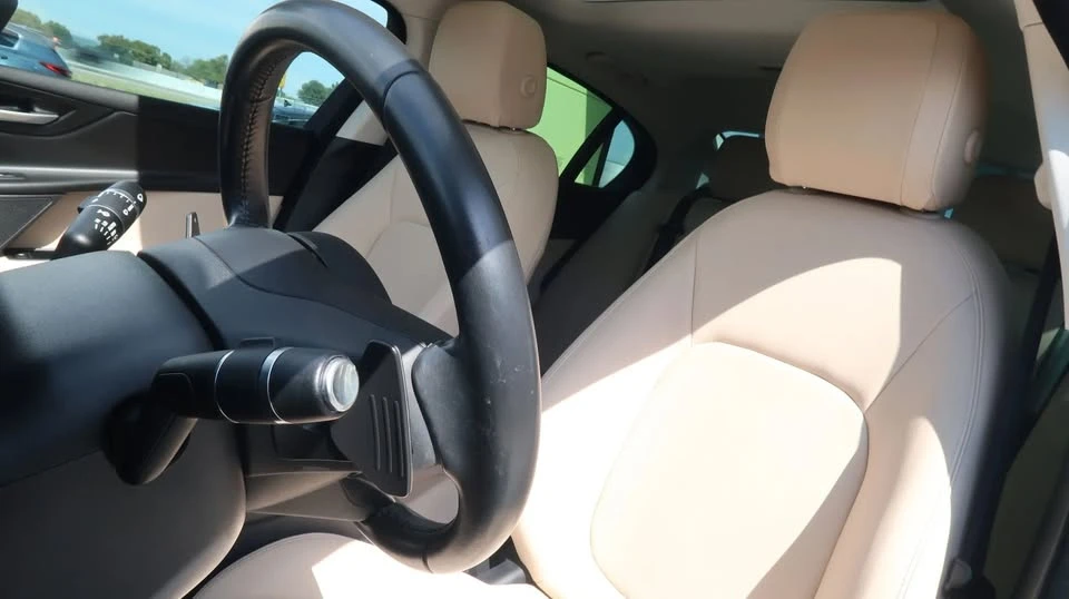 2018 Jaguar XE - Image 17 of 19