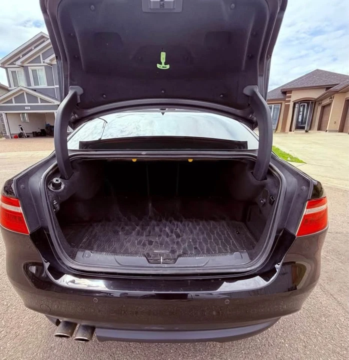 2018 Jaguar XE - Image 6 of 10