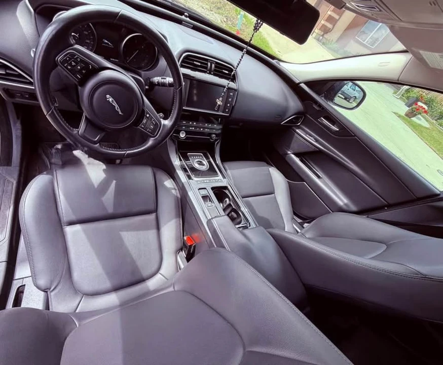 2018 Jaguar XE - Image 3 of 10