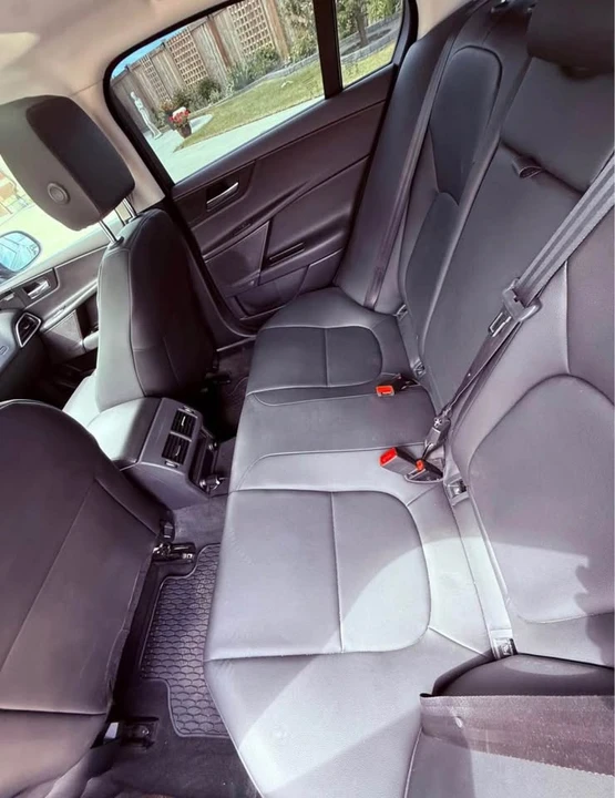2018 Jaguar XE - Image 5 of 10