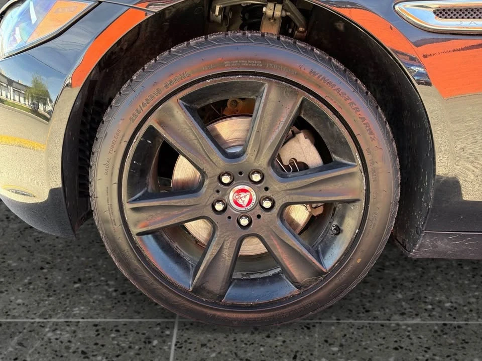 2018 Jaguar XE - Image 15 of 15