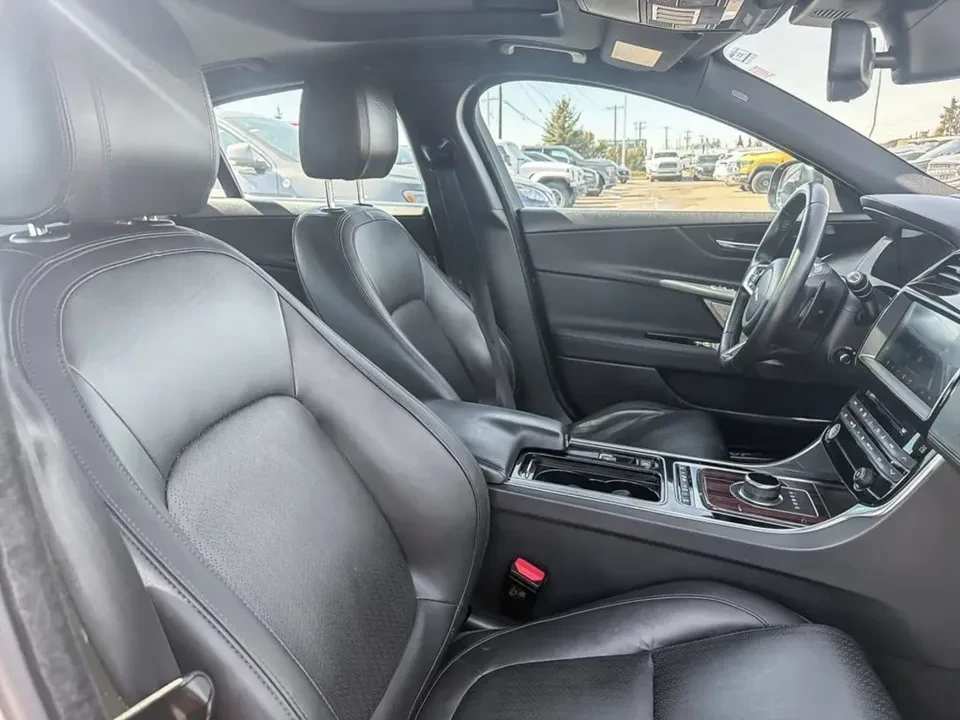 2018 Jaguar XE - Image 13 of 17