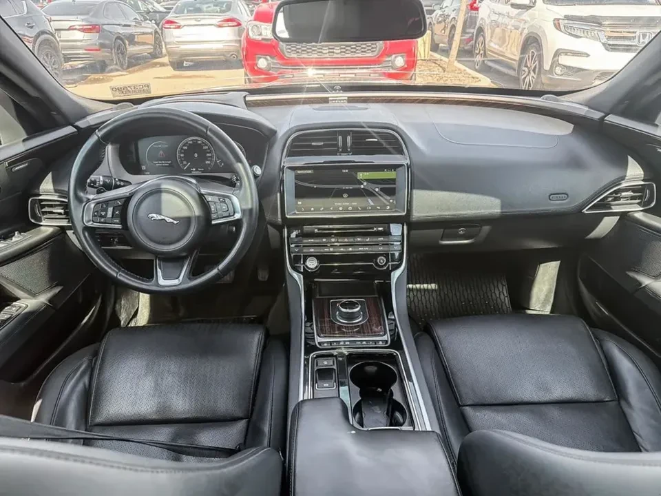 2018 Jaguar XE - Image 9 of 17