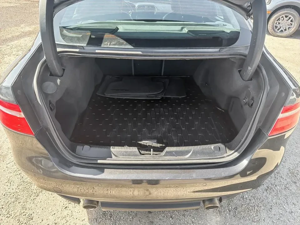 2018 Jaguar XE - Image 6 of 17