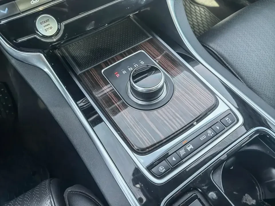 2018 Jaguar XE - Image 16 of 17