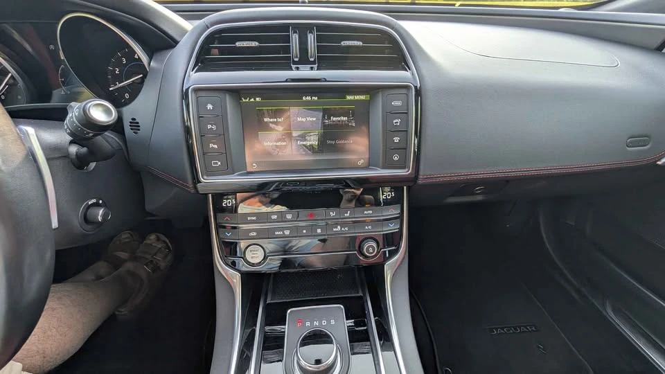 2018 Jaguar XE - Image 16 of 17