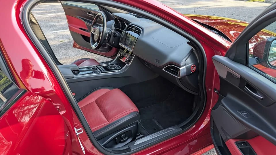 2018 Jaguar XE - Image 9 of 17