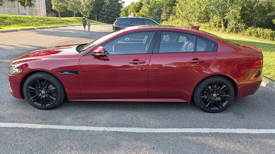 2018 Jaguar XE - Image 8 of 17
