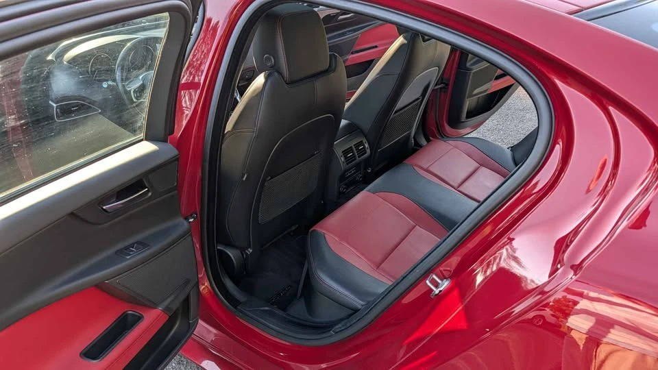 2018 Jaguar XE - Image 11 of 17