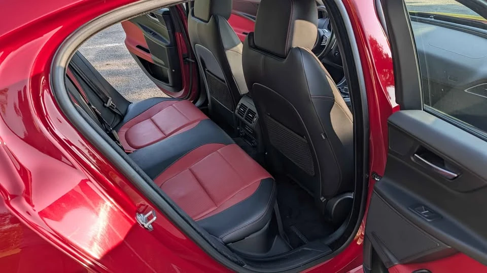 2018 Jaguar XE - Image 10 of 17