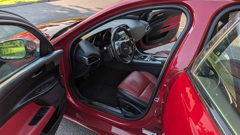 2018 Jaguar XE - Image 12 of 17