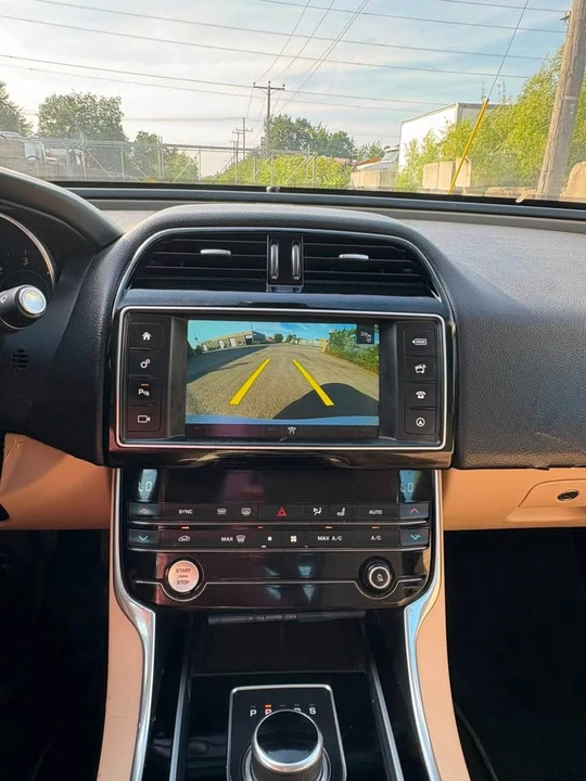 2018 Jaguar XE - Image 7 of 13