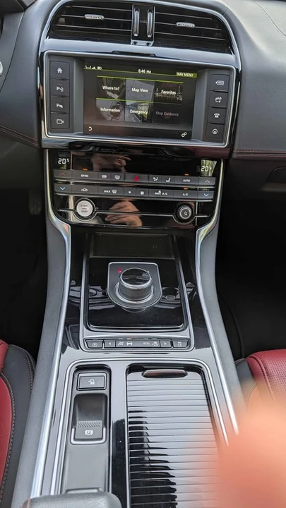 2018 Jaguar XE - Image 17 of 17