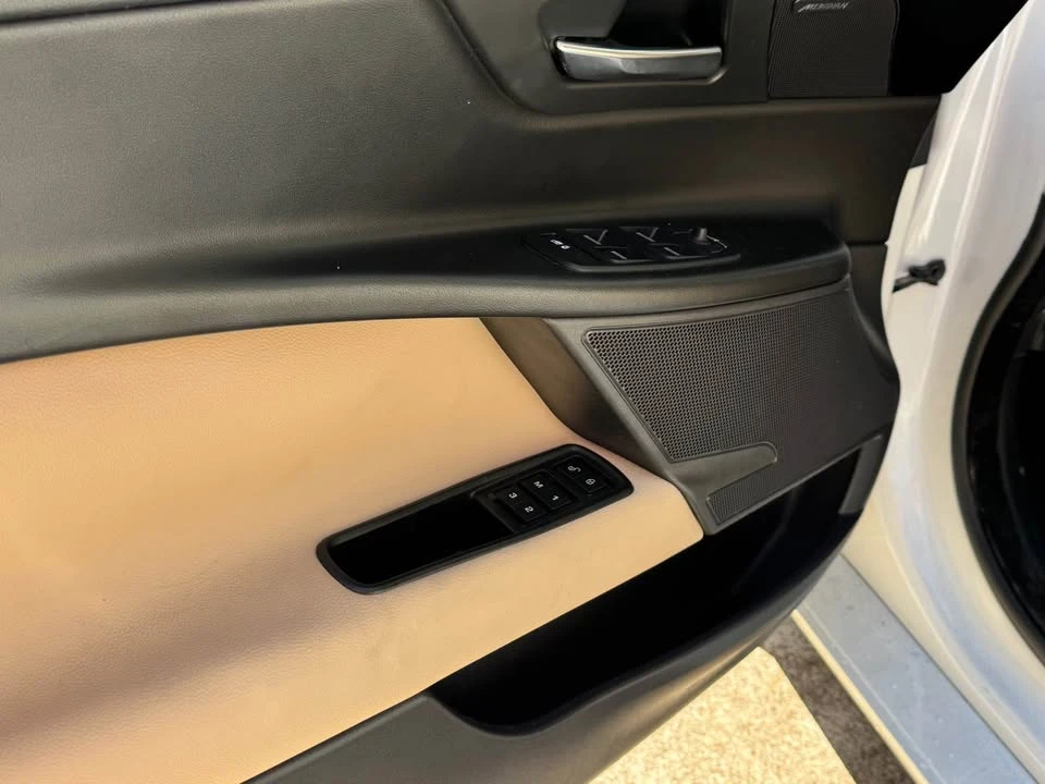 2018 Jaguar XE - Image 9 of 15