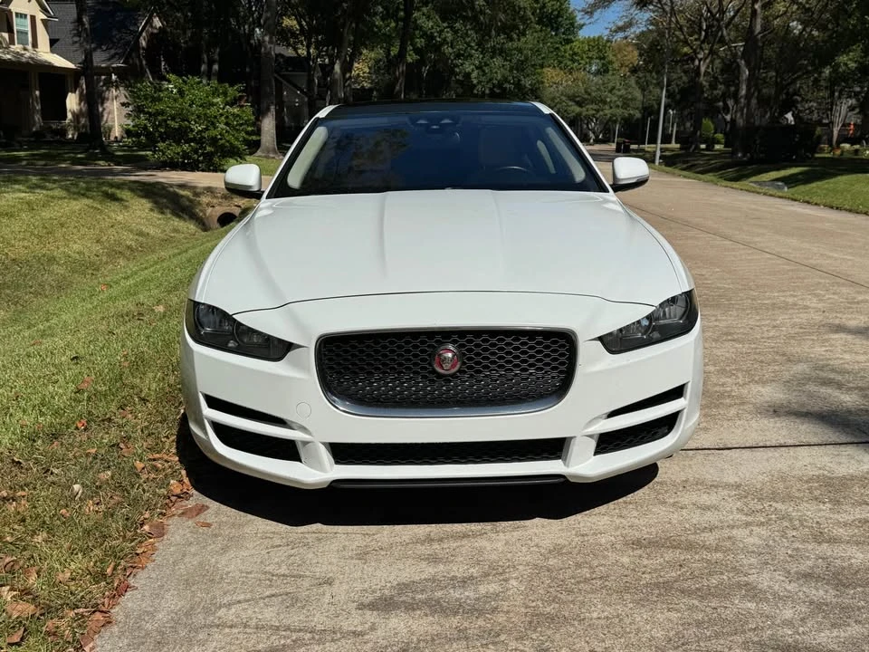 2018 Jaguar XE - Image 2 of 15