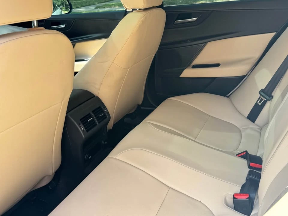 2018 Jaguar XE - Image 10 of 15