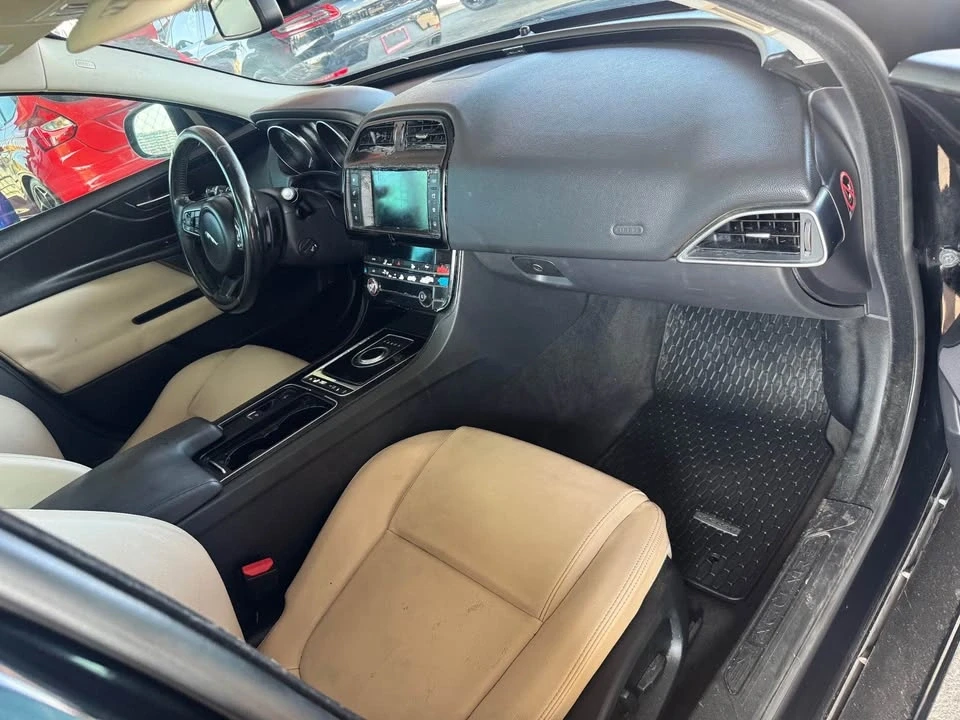 2018 Jaguar XE - Image 10 of 10