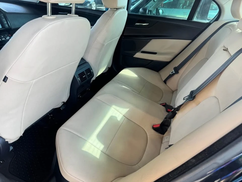 2018 Jaguar XE - Image 8 of 10