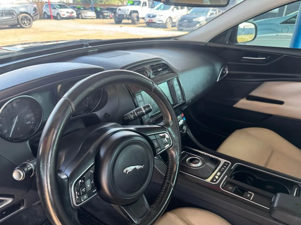 2018 Jaguar XE - Image 7 of 10