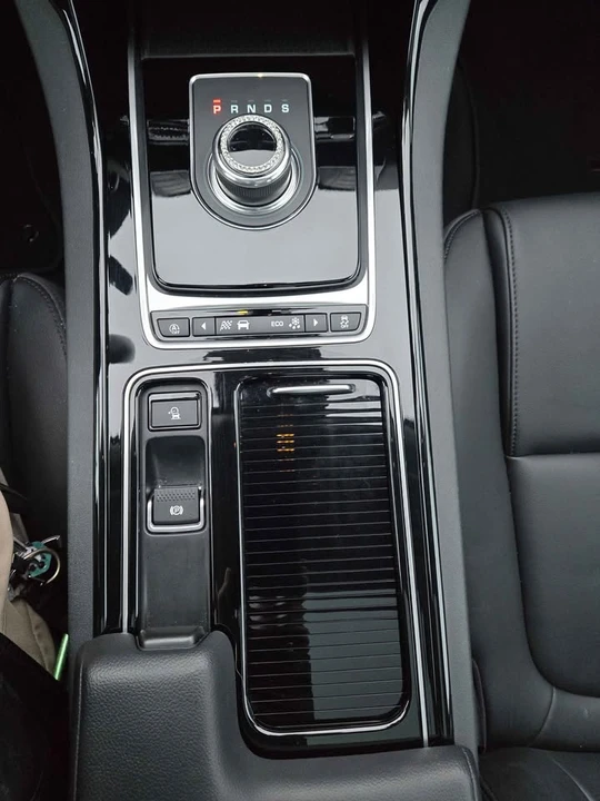 2018 Jaguar XE - Image 8 of 14