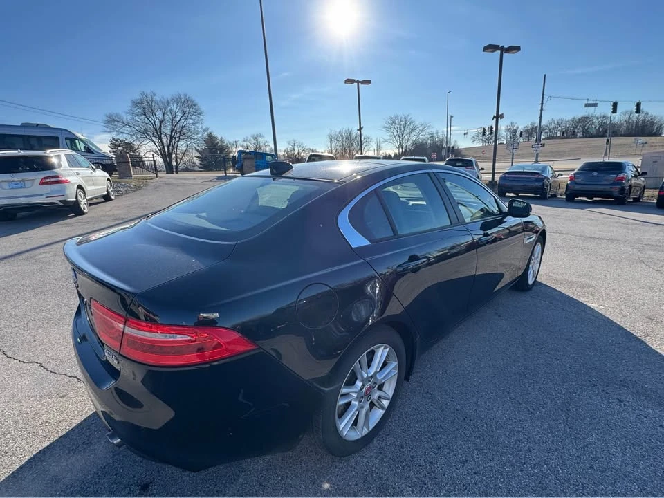 2018 Jaguar XE - Image 4 of 17