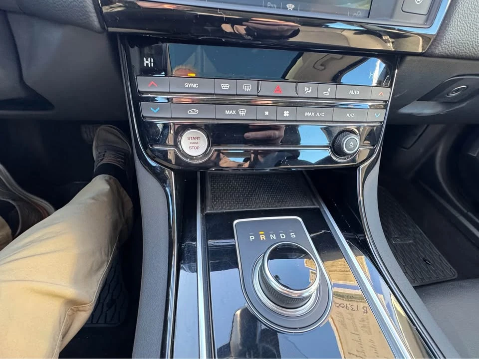 2018 Jaguar XE - Image 12 of 17