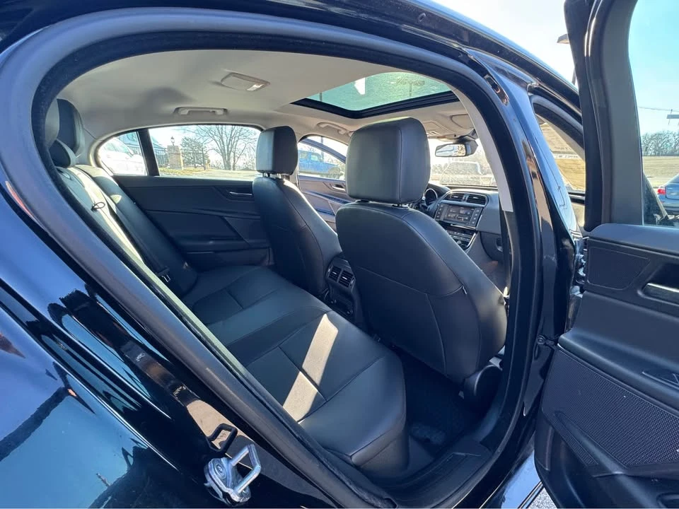2018 Jaguar XE - Image 16 of 17