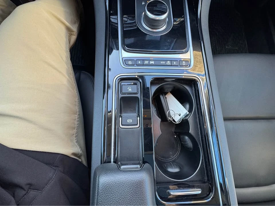 2018 Jaguar XE - Image 13 of 17