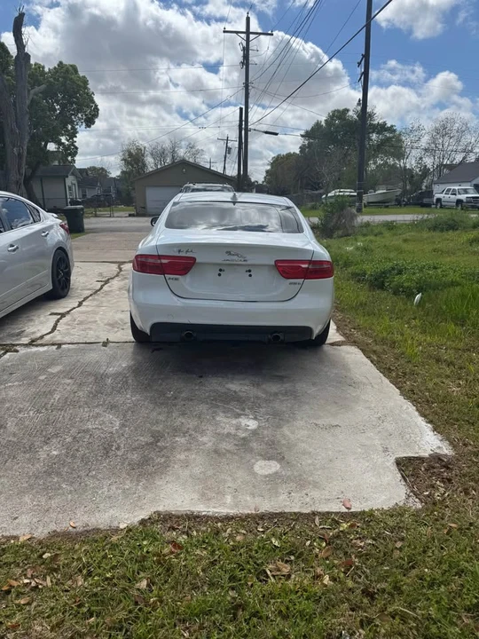 2018 Jaguar XE - Image 9 of 15