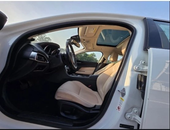 2018 Jaguar XE - Image 13 of 16