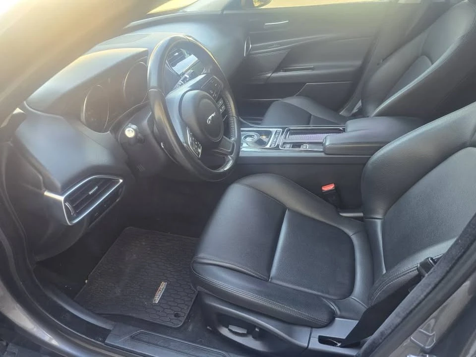2018 Jaguar XE - Image 9 of 10
