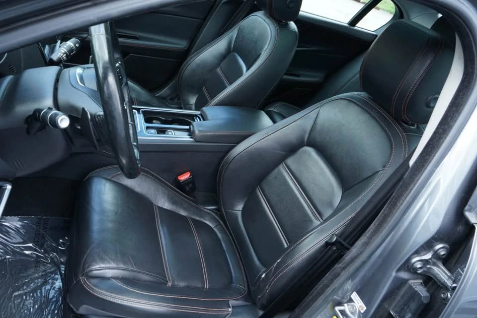 2018 Jaguar XE - Image 8 of 20