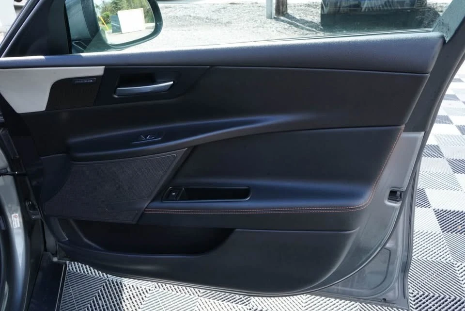 2018 Jaguar XE - Image 16 of 20