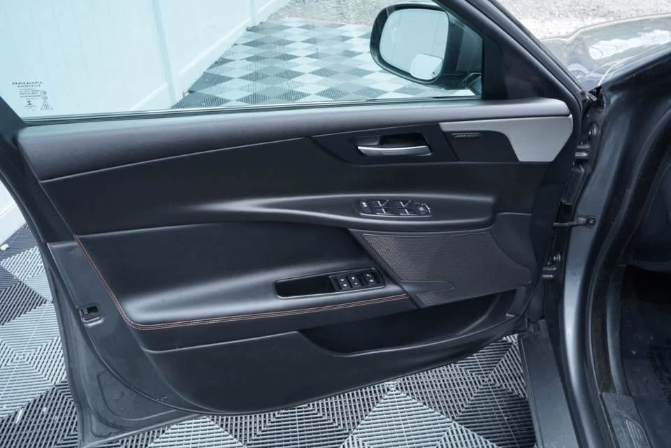 2018 Jaguar XE - Image 7 of 20