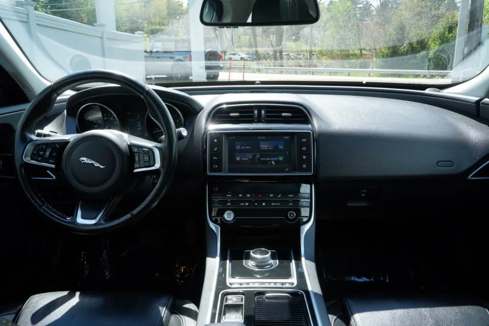 2018 Jaguar XE - Image 9 of 20