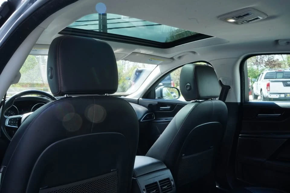 2018 Jaguar XE - Image 13 of 20