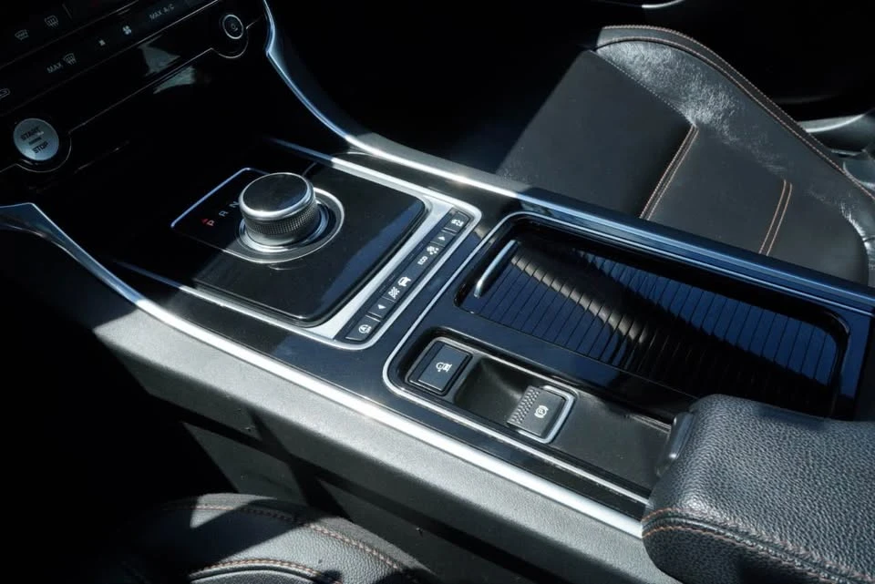 2018 Jaguar XE - Image 10 of 20