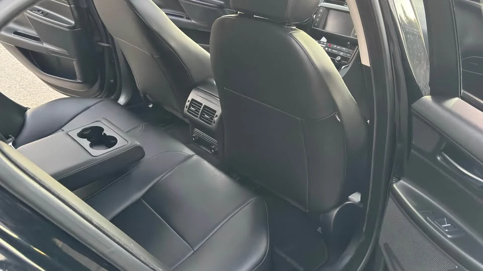 2018 Jaguar XE - Image 9 of 16