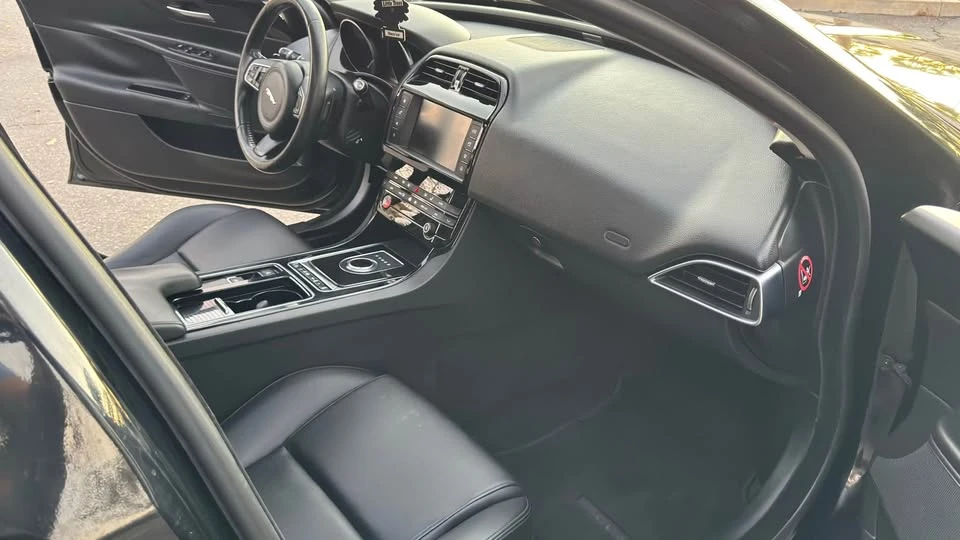 2018 Jaguar XE - Image 10 of 16