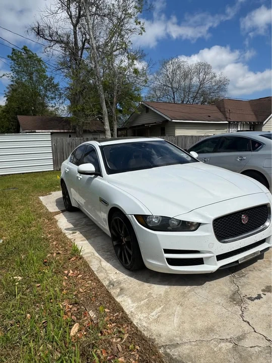 2018 Jaguar XE - Image 5 of 16
