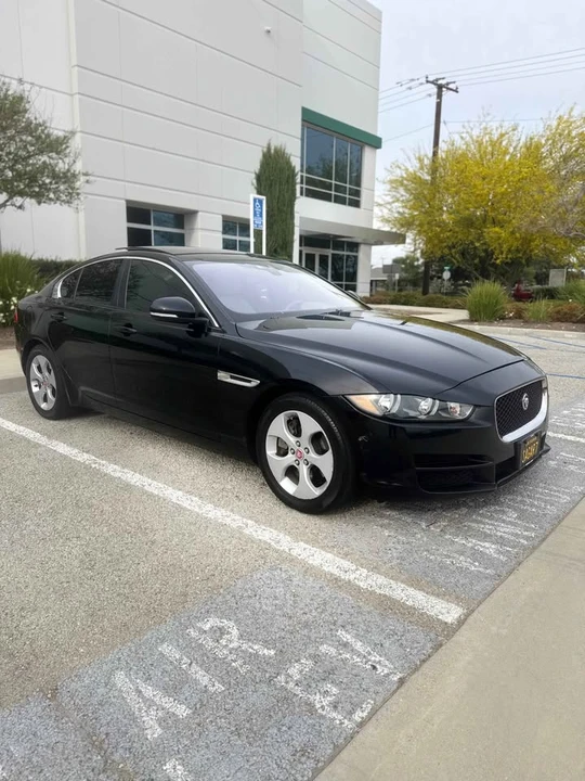 2018 Jaguar XE - Image 10 of 11