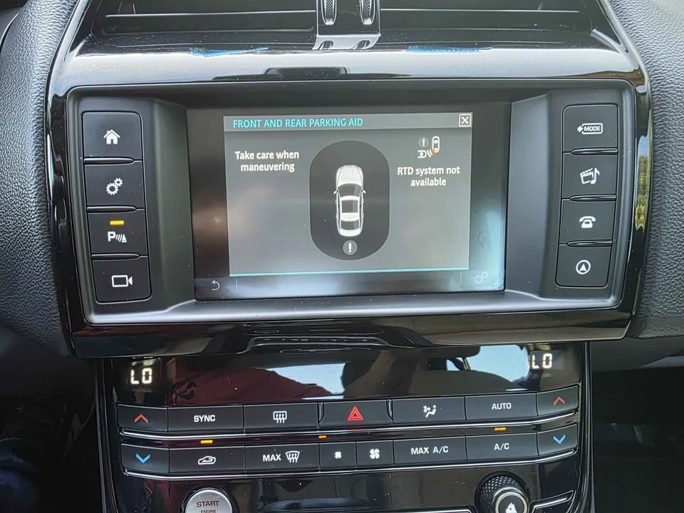 2018 Jaguar XE - Image 18 of 18