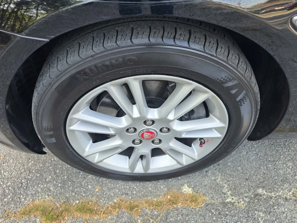 2018 Jaguar XE - Image 17 of 18