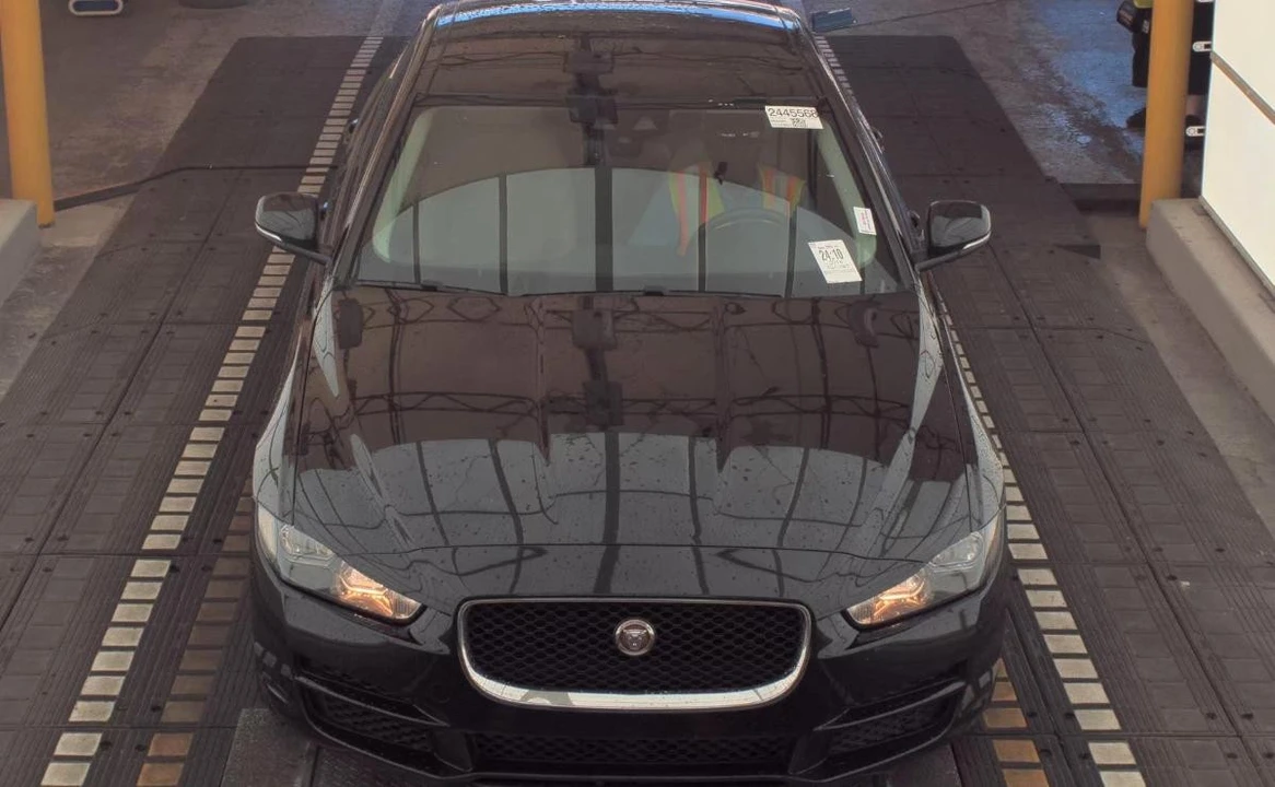 2018 Jaguar XE - Image 2 of 14