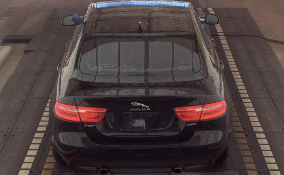 2018 Jaguar XE - Image 5 of 14