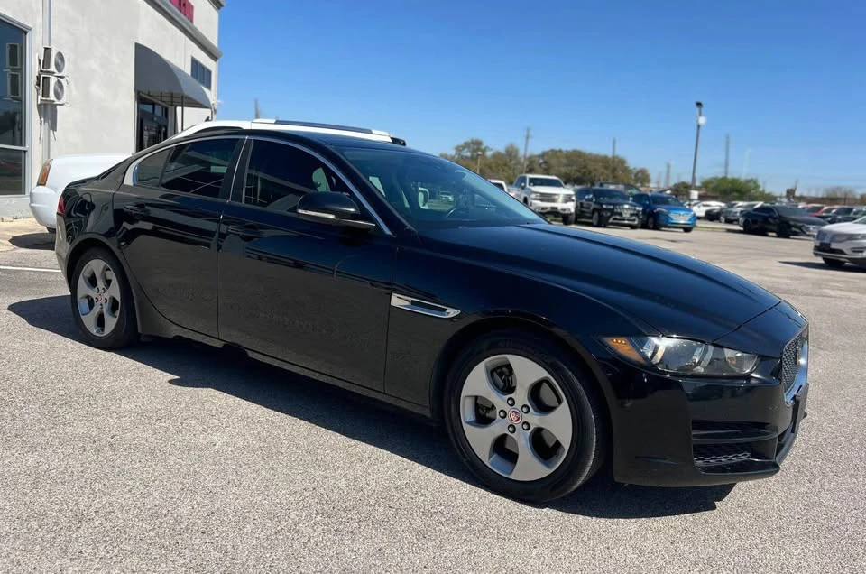 2018 Jaguar XE - Image 4 of 13