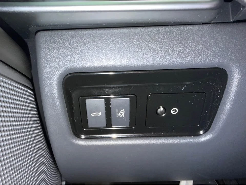 2018 Jaguar XE - Image 16 of 17