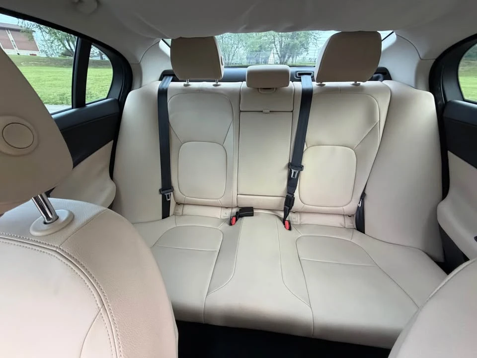 2018 Jaguar XE - Image 9 of 17